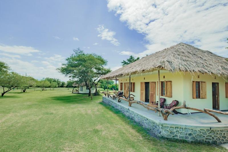 Lake Natron Maasai Giraffe Eco Lodge And Camping Mtowabaga Exterior photo